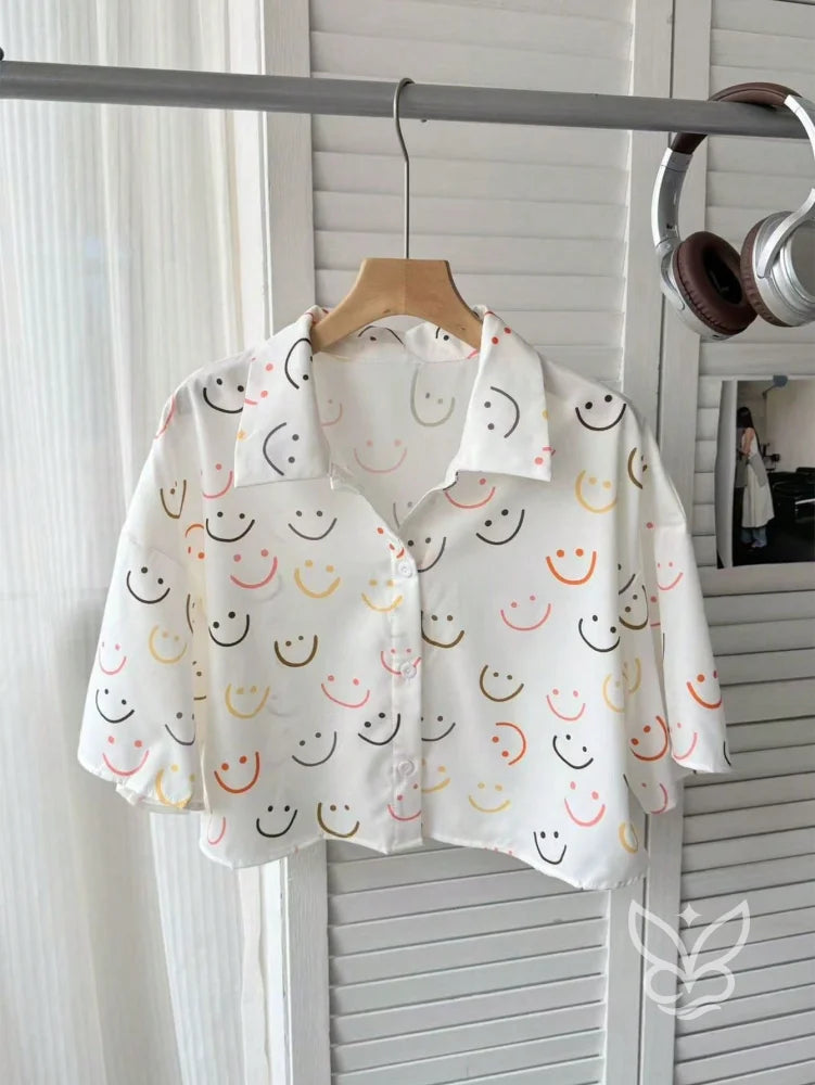 Blusa Estampada Fun com Botões e Modelagem Soltinha Blusa Estampada Fun com Botões e Modelagem Soltinha