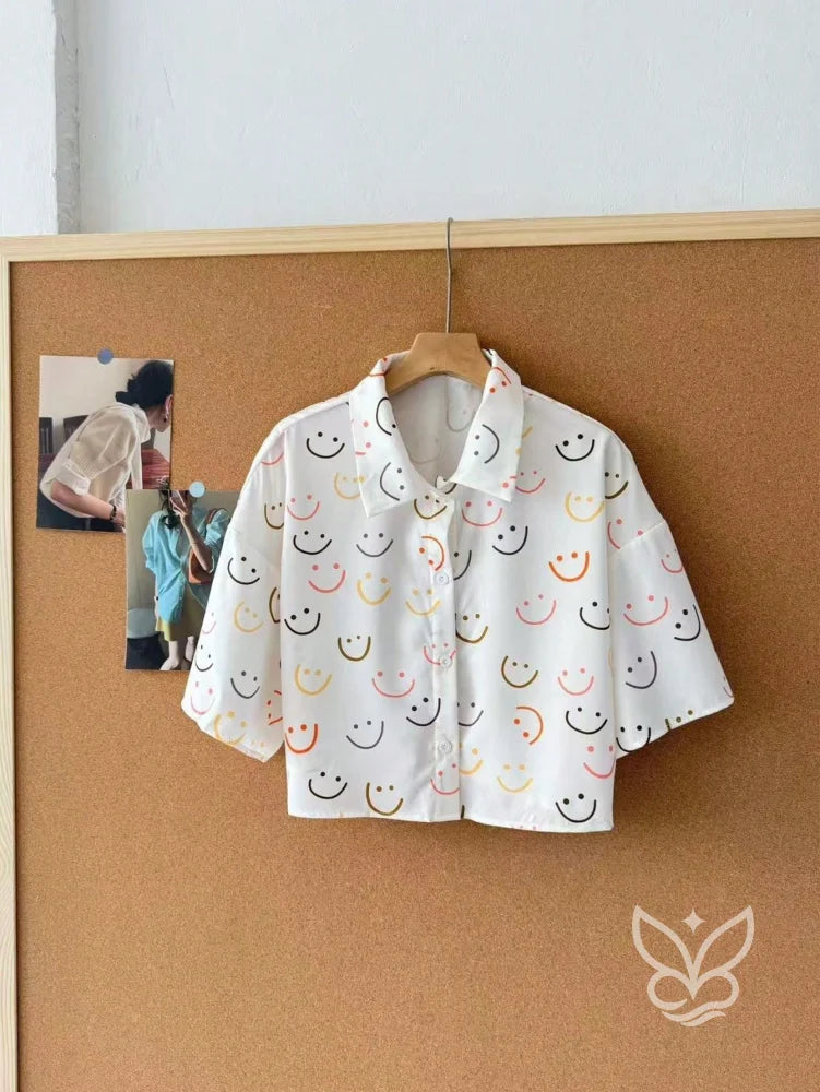 Blusa Estampada Fun com Botões e Modelagem Soltinha Blusa Estampada Fun com Botões e Modelagem Soltinha