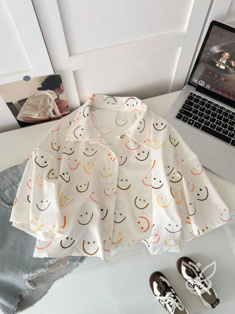 Blusa Estampada Fun com Botões e Modelagem Soltinha Blusa Estampada Fun com Botões e Modelagem Soltinha