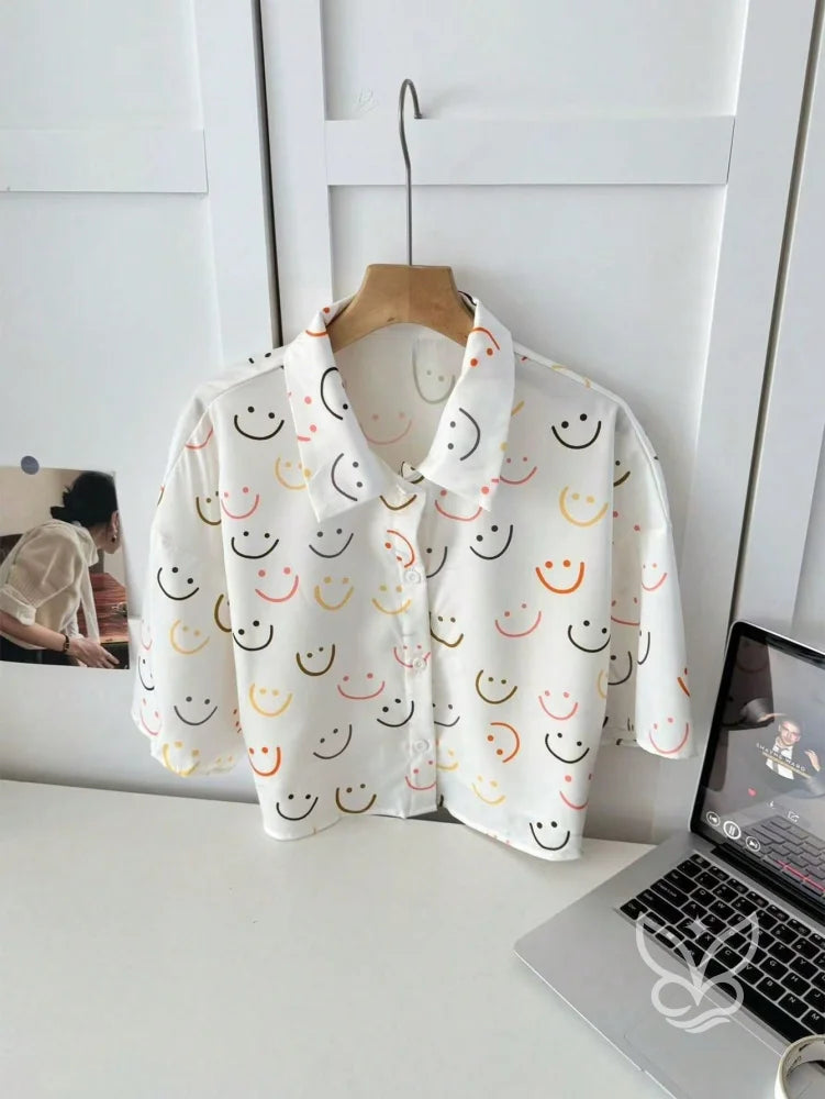 Blusa Estampada Fun com Botões e Modelagem Soltinha Blusa Estampada Fun com Botões e Modelagem Soltinha