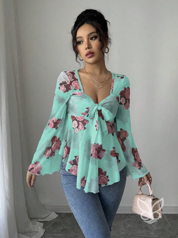 Blusa Floral Transparente Com Manga Flare E Laço Frontal Blusa Floral Transparente Com Manga Flare E Laço Frontal