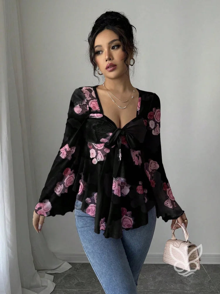 Blusa Floral Transparente Com Manga Flare E Laço Frontal Blusa Floral Transparente Com Manga Flare E Laço Frontal