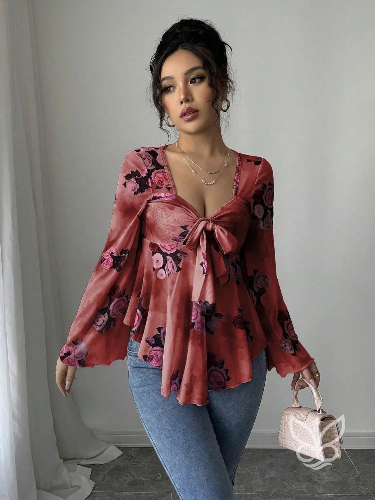 Blusa Floral Transparente Com Manga Flare E Laço Frontal Blusa Floral Transparente Com Manga Flare E Laço Frontal