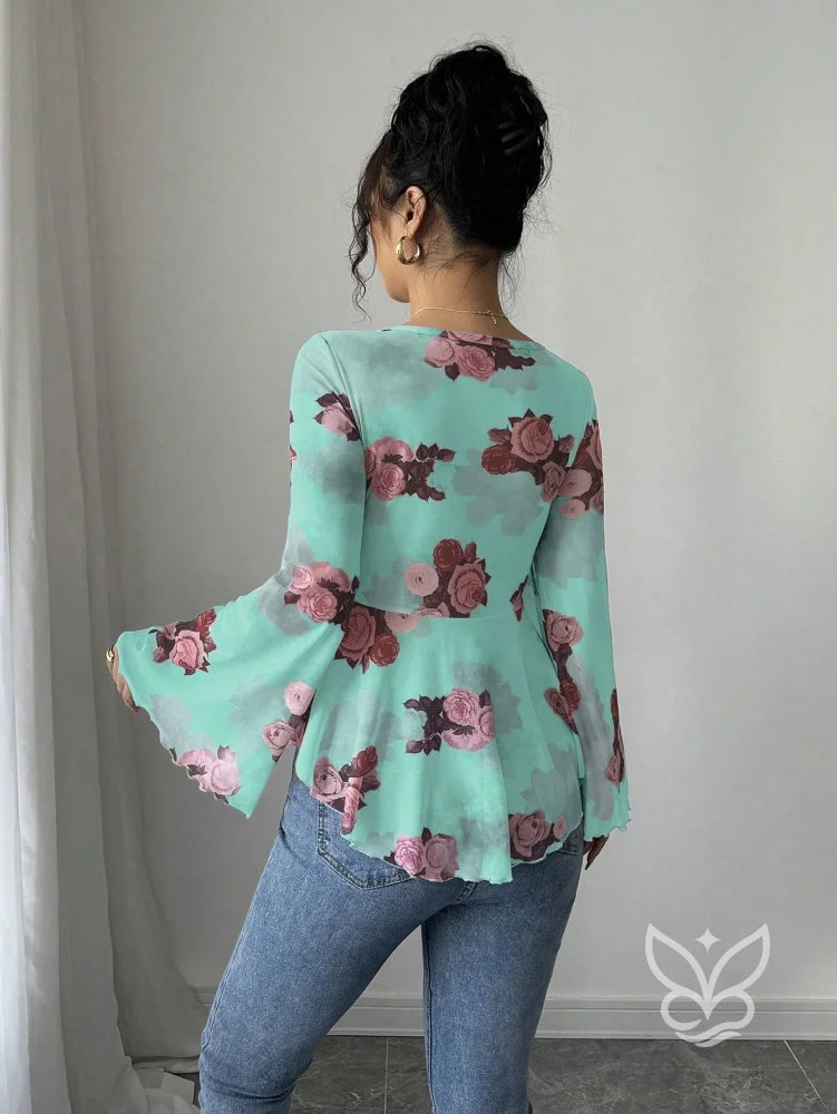 Blusa Floral Transparente Com Manga Flare E Laço Frontal Blusa Floral Transparente Com Manga Flare E Laço Frontal