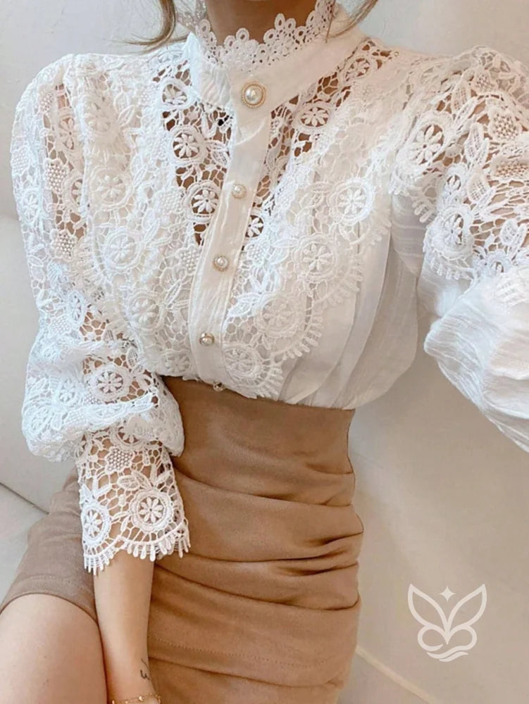 Blusa Gola Alta com Renda Guipir e Manga Bufante Blusa Gola Alta com Renda Guipir e Manga Bufante
