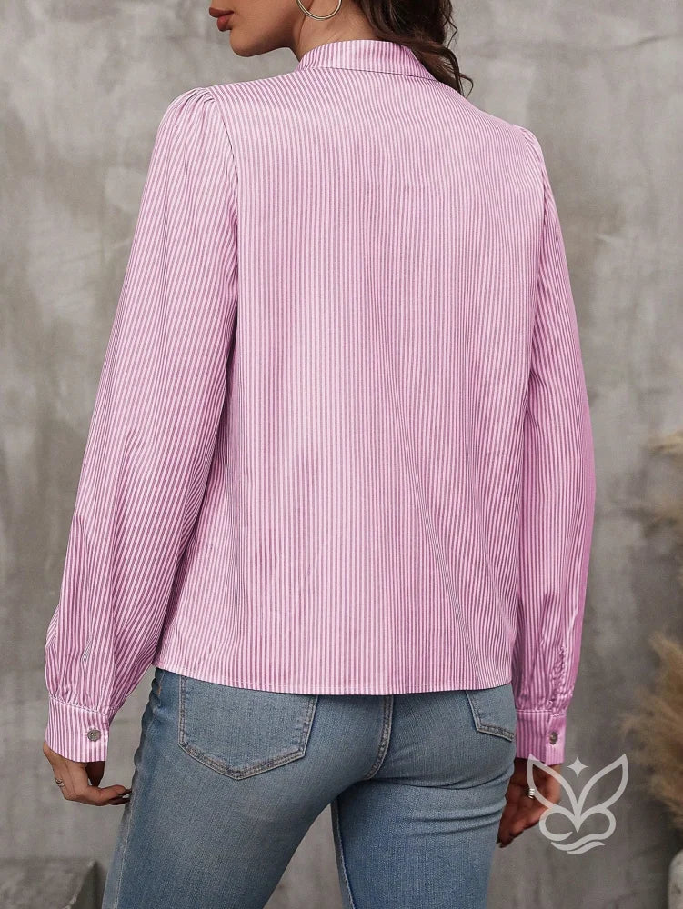 Blusa Manga Longa Com Gola Alta E Fechamento Por Botões Blusa Manga Longa Com Gola Alta E Fechamento Por Botões