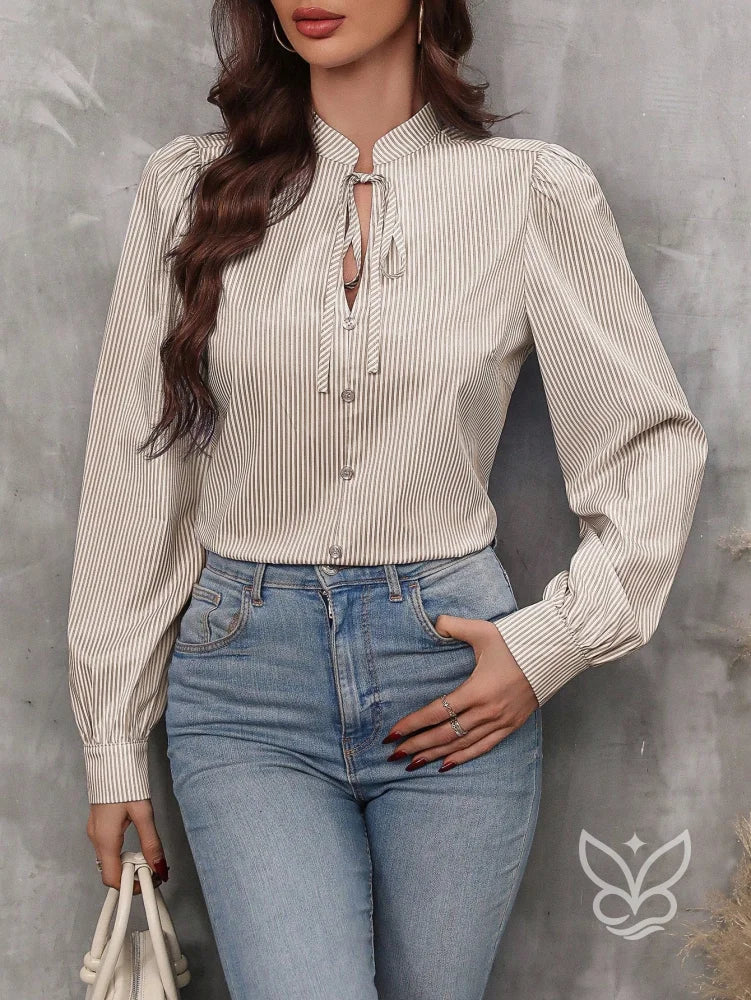 Blusa Manga Longa Com Gola Alta E Fechamento Por Botões Blusa Manga Longa Com Gola Alta E Fechamento Por Botões