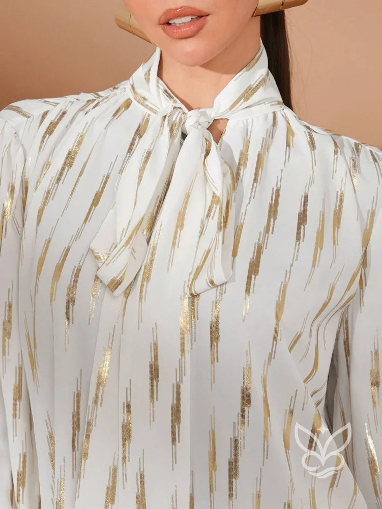 Blusa Manga Longa Com Gola Laço E Detalhes Em Plumas Blusa Manga Longa Com Gola Laço E Detalhes Em Plumas