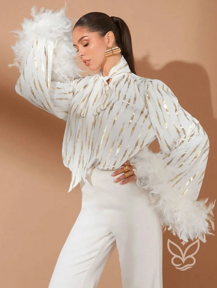 Blusa Manga Longa Com Gola Laço E Detalhes Em Plumas Blusa Manga Longa Com Gola Laço E Detalhes Em Plumas