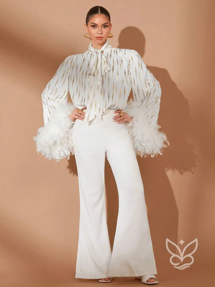Blusa Manga Longa Com Gola Laço E Detalhes Em Plumas Blusa Manga Longa Com Gola Laço E Detalhes Em Plumas