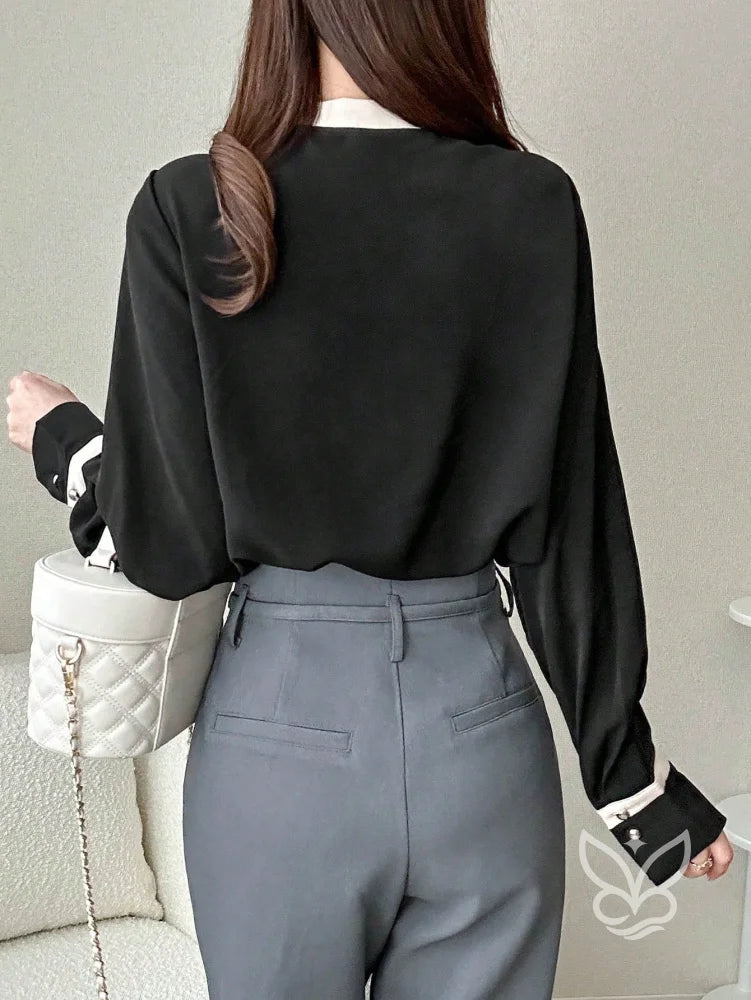 Blusa Manga Longa Com Laço Na Gola E Detalhes Contrastantes Blusa Manga Longa Com Laço Na Gola E Detalhes Contrastantes
