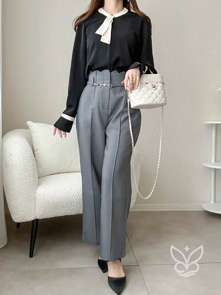 Blusa Manga Longa Com Laço Na Gola E Detalhes Contrastantes Blusa Manga Longa Com Laço Na Gola E Detalhes Contrastantes