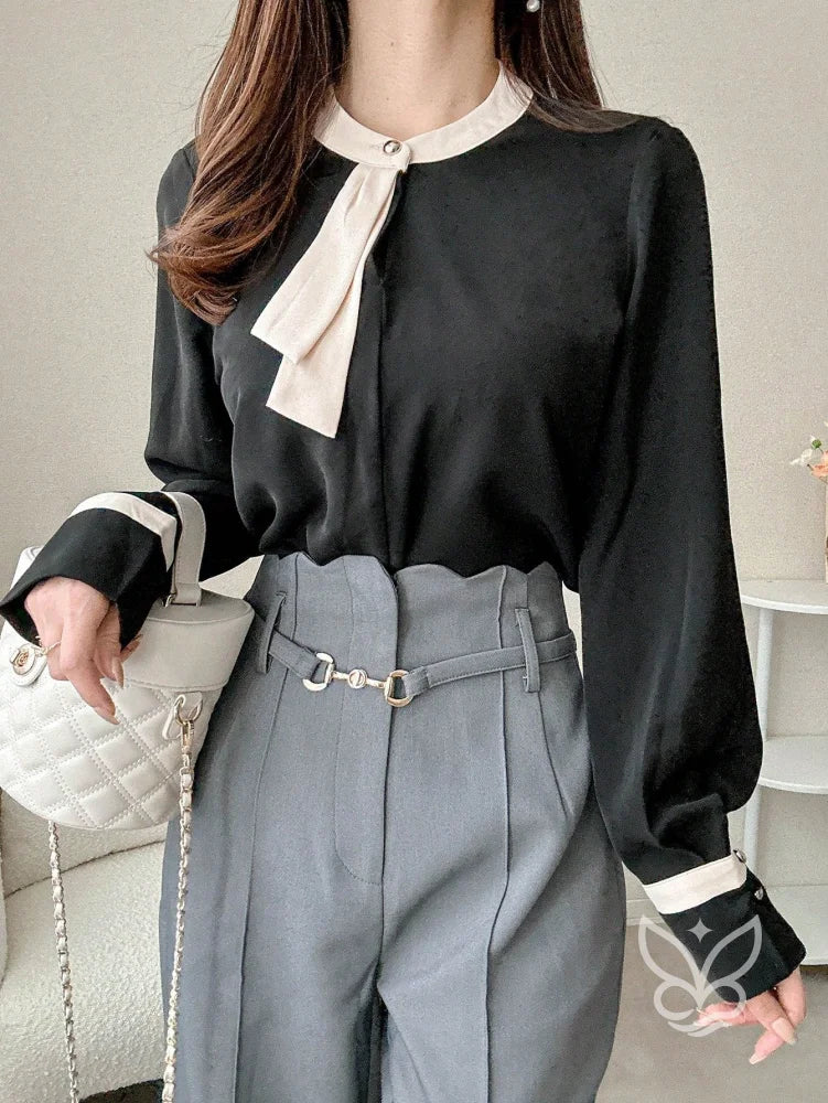 Blusa Manga Longa Com Laço Na Gola E Detalhes Contrastantes Blusa Manga Longa Com Laço Na Gola E Detalhes Contrastantes