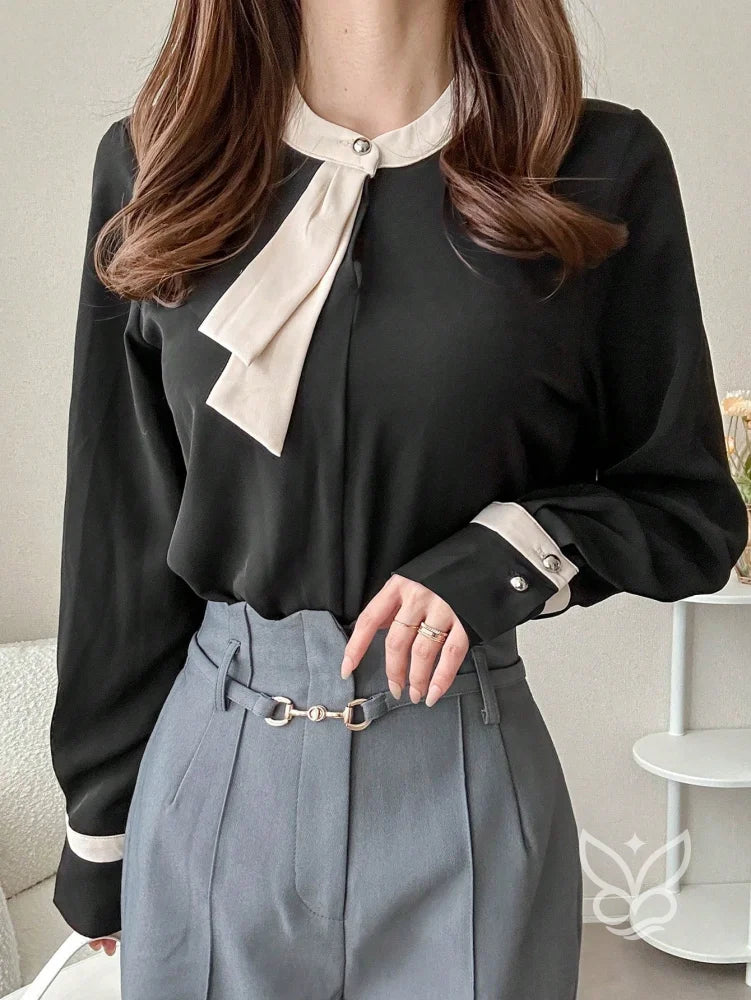 Blusa Manga Longa Com Laço Na Gola E Detalhes Contrastantes Blusa Manga Longa Com Laço Na Gola E Detalhes Contrastantes