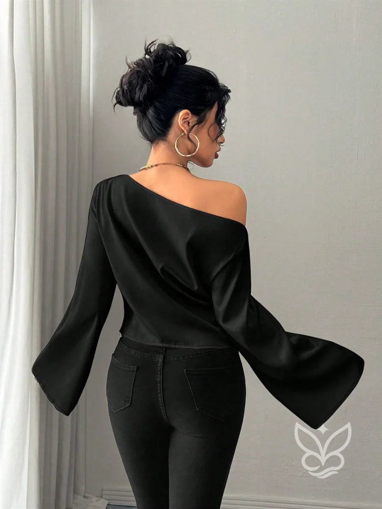 Blusa Ombro a Ombro Com Manga Longa E Cintura Ajustada Blusa Ombro a Ombro Com Manga Longa E Cintura Ajustada