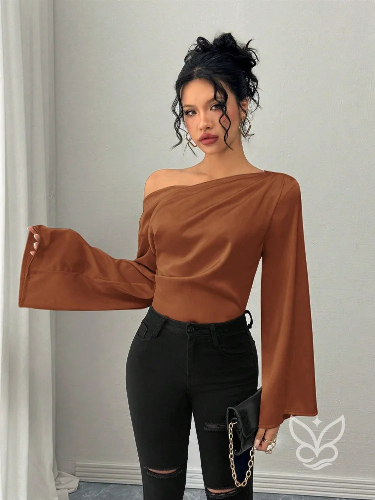 Blusa Ombro a Ombro Com Manga Longa E Cintura Ajustada Blusa Ombro a Ombro Com Manga Longa E Cintura Ajustada