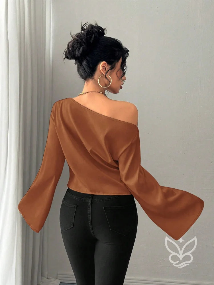 Blusa Ombro a Ombro Com Manga Longa E Cintura Ajustada Blusa Ombro a Ombro Com Manga Longa E Cintura Ajustada