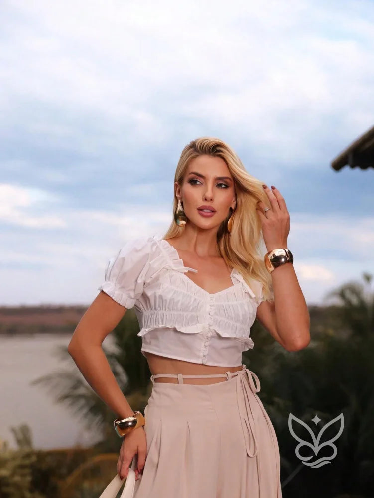 Blusa Peplum com Botões Franzidos e Mangas Bufantes Blusa Peplum com Botões Franzidos e Mangas Bufantes