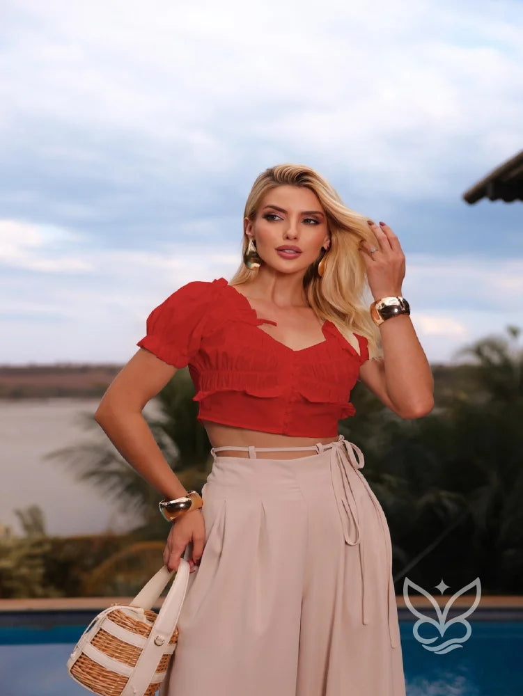 Blusa Peplum com Botões Franzidos e Mangas Bufantes Blusa Peplum com Botões Franzidos e Mangas Bufantes