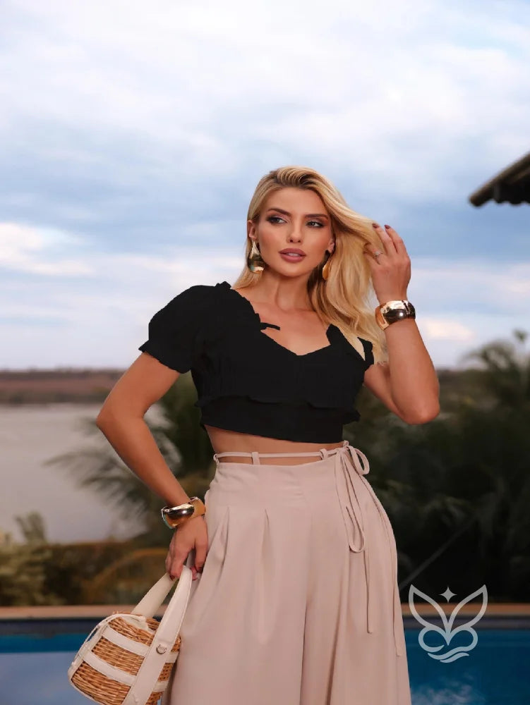 Blusa Peplum com Botões Franzidos e Mangas Bufantes Blusa Peplum com Botões Franzidos e Mangas Bufantes