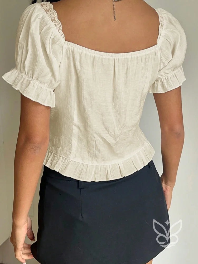 Blusa Romântica com Renda no Decote e Babados na Barra Blusa Romântica com Renda no Decote e Babados na Barra