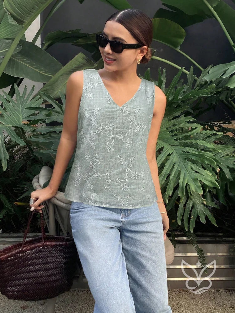 Blusa Sem Manga Com Costas Abertas E Amarração Delicada Blusa Sem Manga Com Costas Abertas E Amarração Delicada