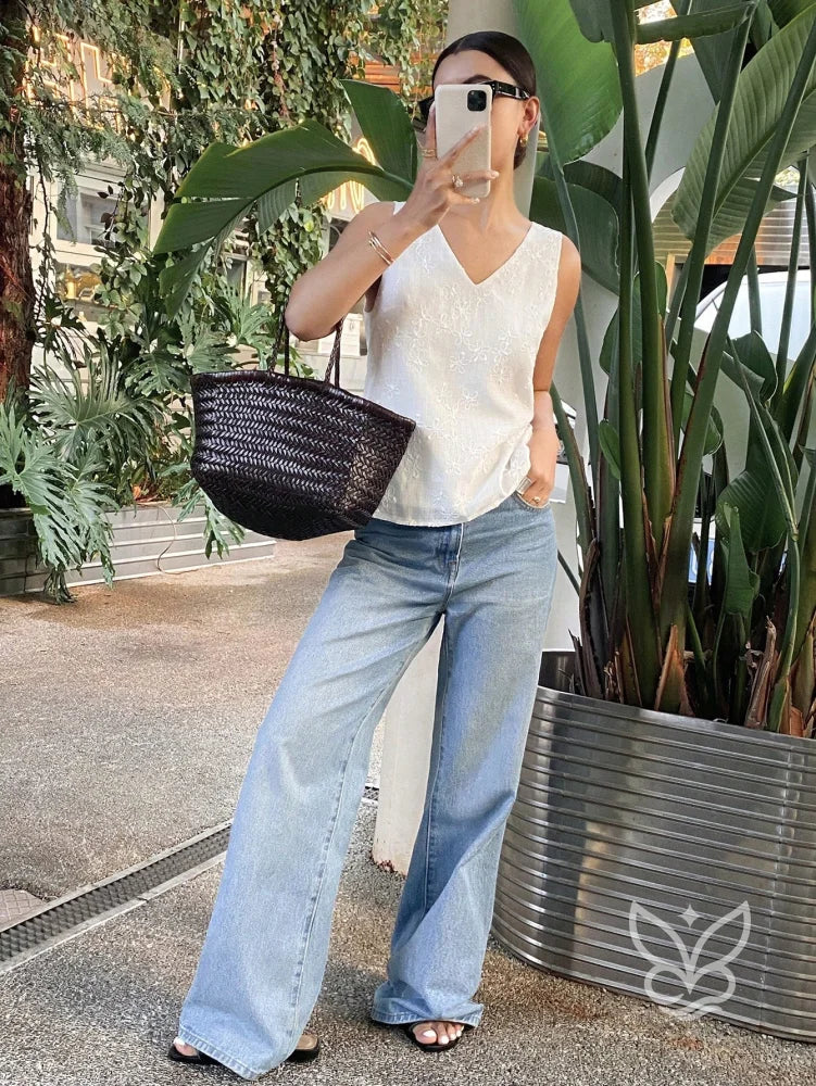 Blusa Sem Manga Com Costas Abertas E Amarração Delicada Blusa Sem Manga Com Costas Abertas E Amarração Delicada
