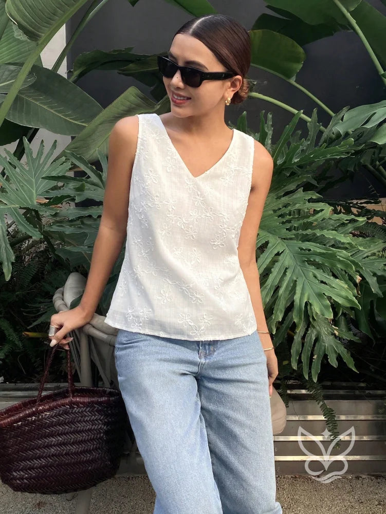Blusa Sem Manga Com Costas Abertas E Amarração Delicada Blusa Sem Manga Com Costas Abertas E Amarração Delicada