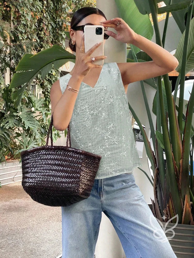 Blusa Sem Manga Com Costas Abertas E Amarração Delicada Blusa Sem Manga Com Costas Abertas E Amarração Delicada