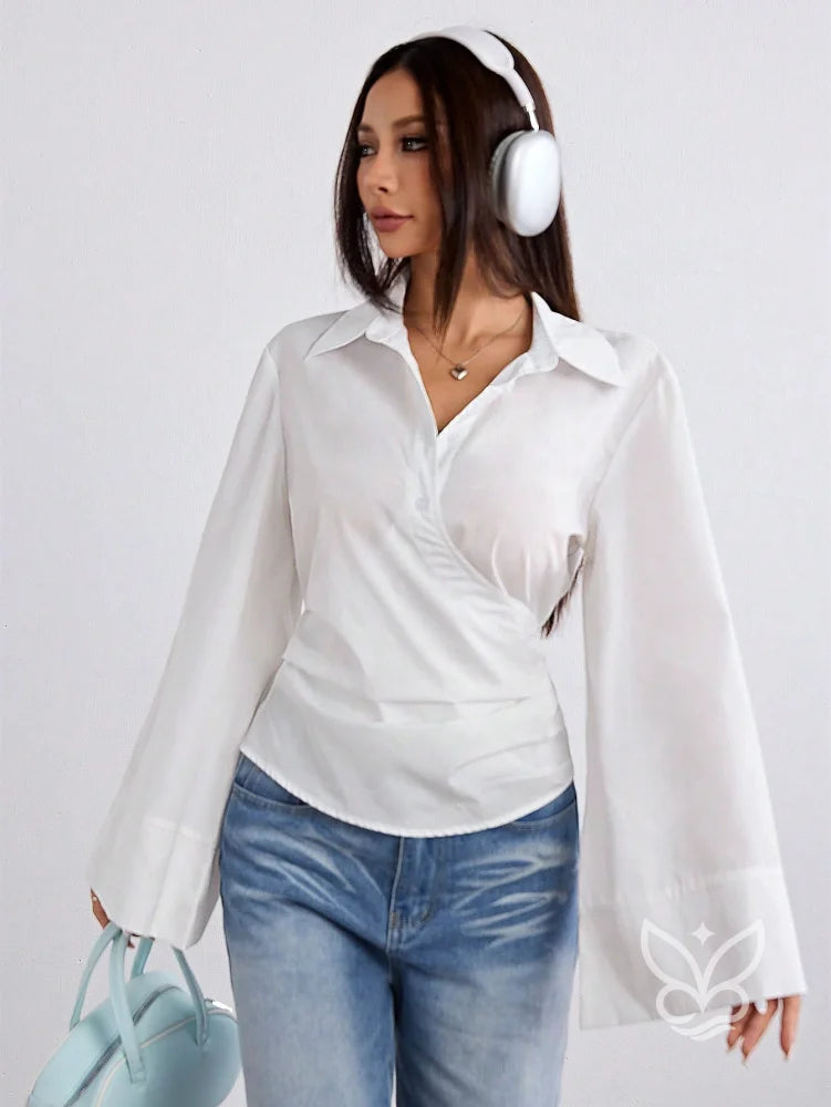 Blusa Transpassada com Manga Longa Flare Sofisticada Blusa Transpassada com Manga Longa Flare Sofisticada