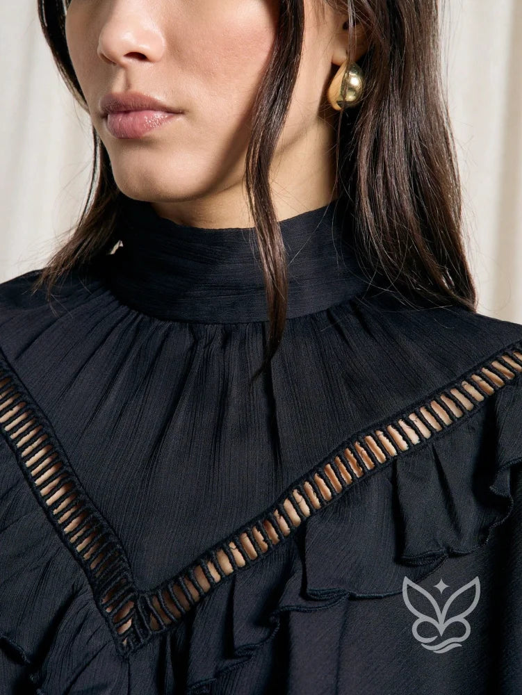 Blusa Tule Boho Com Gola Alta Babados E Manga Longa Blusa Tule Boho Com Gola Alta Babados E Manga Longa