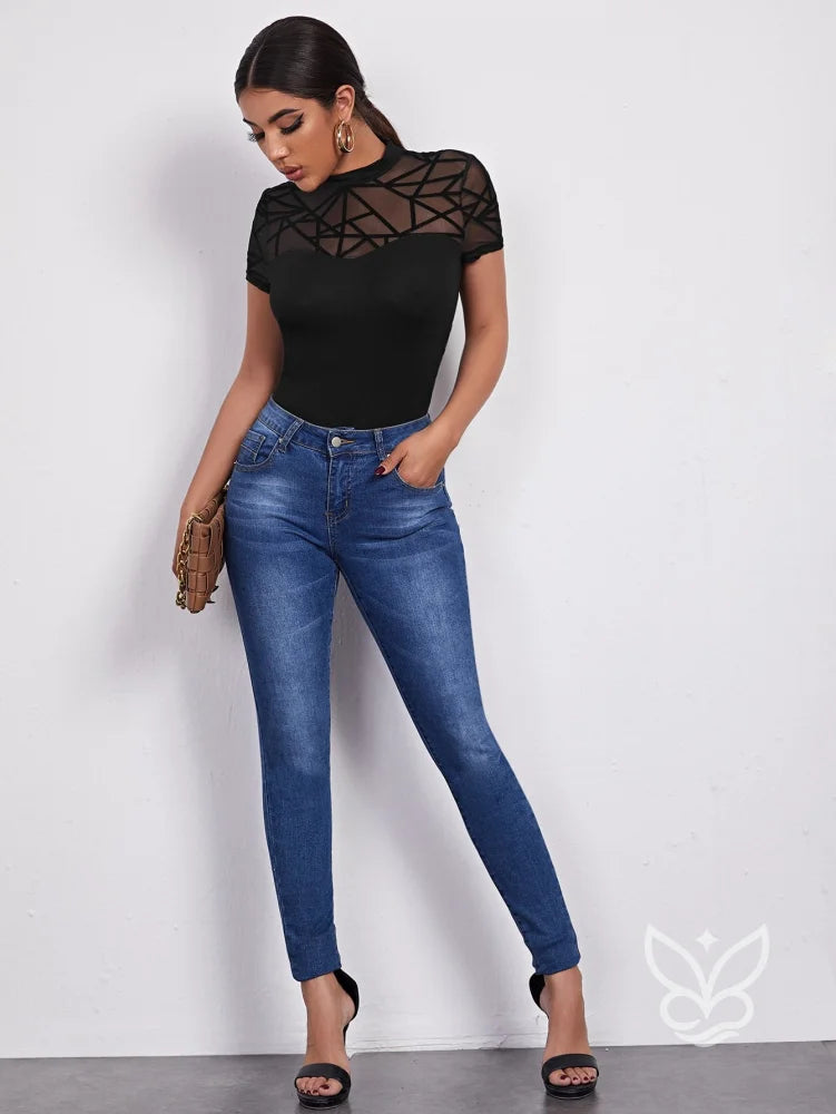 Blusa Tule Geométrica Com Gola Alta E Detalhe No Yoke Blusa Tule Geométrica Com Gola Alta E Detalhe No Yoke