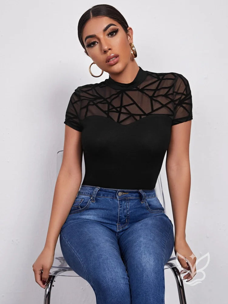 Blusa Tule Geométrica Com Gola Alta E Detalhe No Yoke Blusa Tule Geométrica Com Gola Alta E Detalhe No Yoke