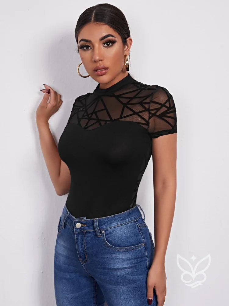 Blusa Tule Geométrica Com Gola Alta E Detalhe No Yoke Blusa Tule Geométrica Com Gola Alta E Detalhe No Yoke
