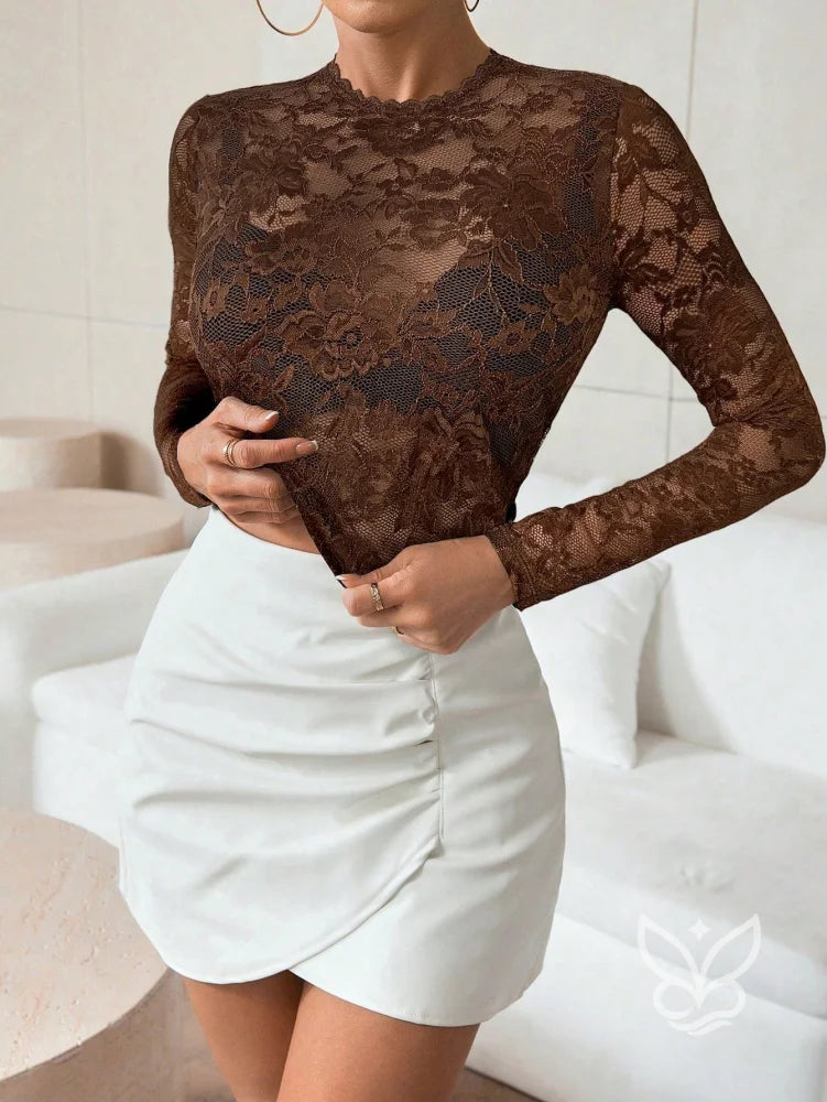 Blusa Tule Rendada Com Manga Curta E Transparência Delicada Blusa Tule Rendada Com Manga Curta E Transparência Delicada