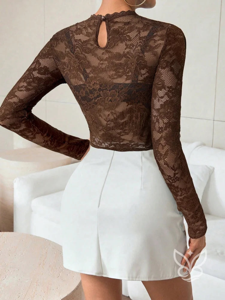Blusa Tule Rendada Com Manga Curta E Transparência Delicada Blusa Tule Rendada Com Manga Curta E Transparência Delicada