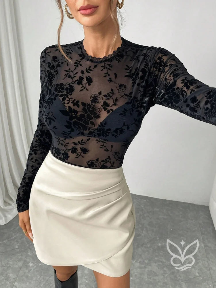 Blusa Tule Rendada Com Manga Curta E Transparência Delicada Blusa Tule Rendada Com Manga Curta E Transparência Delicada