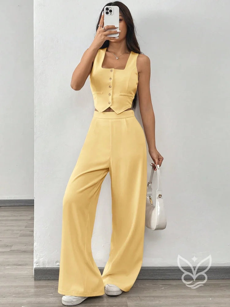 Conjunto Alfaiataria Com Cropped De Alças Largas E Calça Pantalona Conjunto Alfaiataria Com Cropped De Alças Largas E