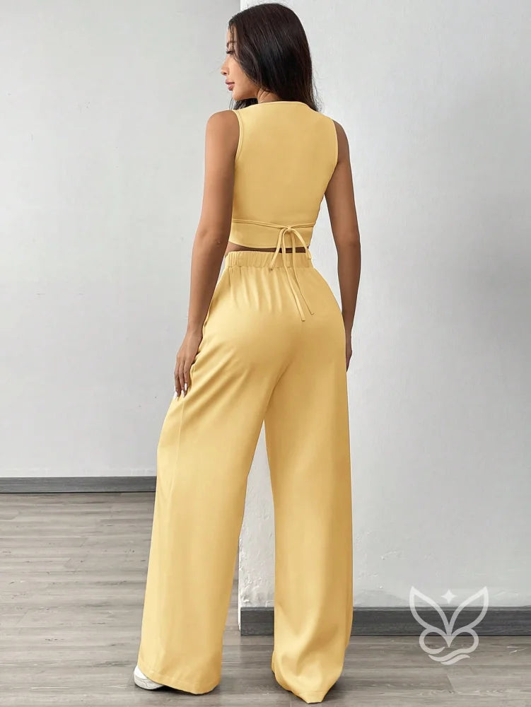 Conjunto Alfaiataria Com Cropped De Alças Largas E Calça Pantalona Conjunto Alfaiataria Com Cropped De Alças Largas E