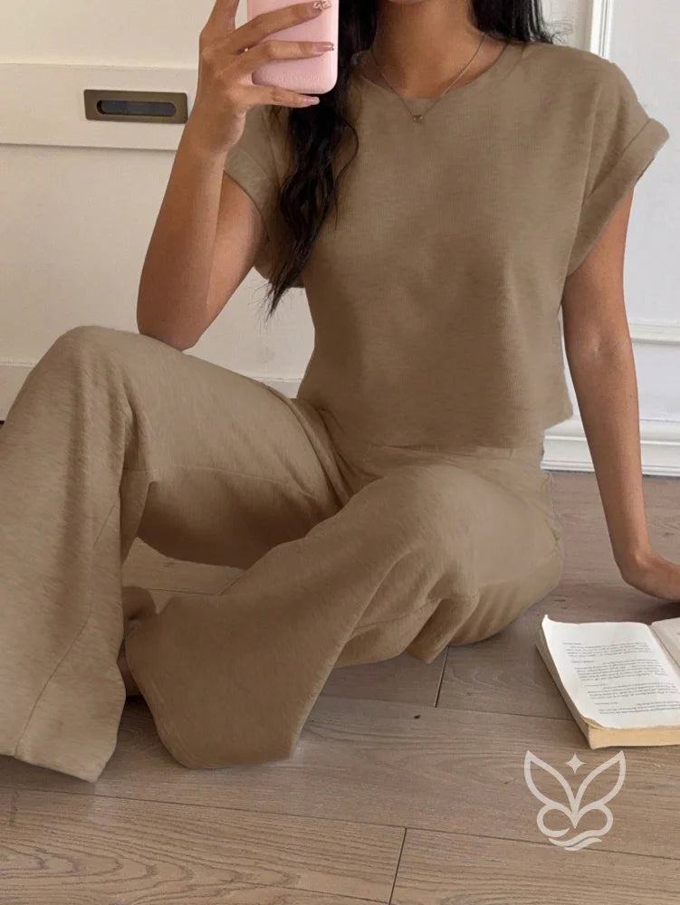 Conjunto Conforto Com Calça Larga E Cropped De Malha Conjunto Conforto Com Calça Larga E Cropped De Malha