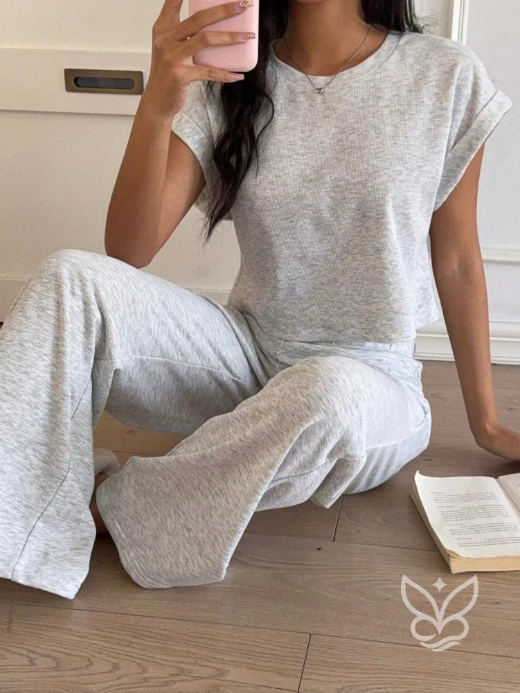 Conjunto Conforto Com Calça Larga E Cropped De Malha Conjunto Conforto Com Calça Larga E Cropped De Malha