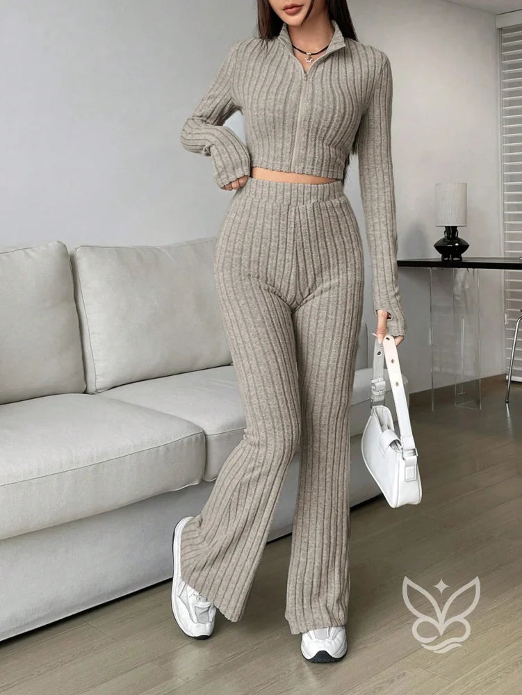 Conjunto Cropped Com Zíper Frontal E Calça Longa Conjunto Cropped Com Zíper Frontal E Calça Longa