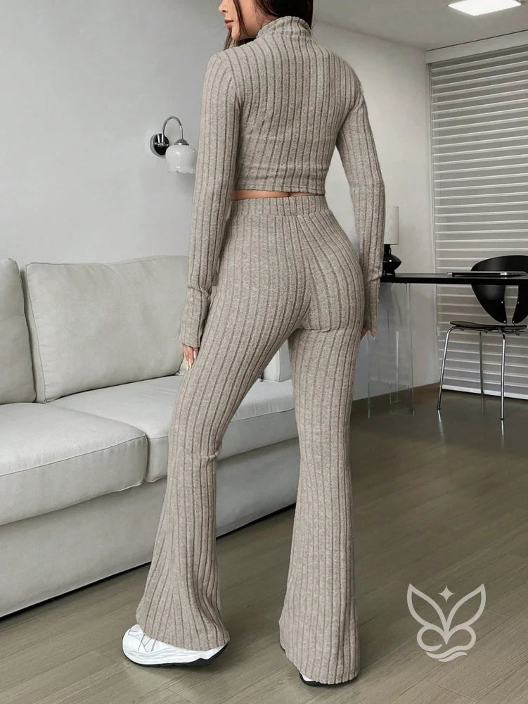 Conjunto Cropped Com Zíper Frontal E Calça Longa Conjunto Cropped Com Zíper Frontal E Calça Longa