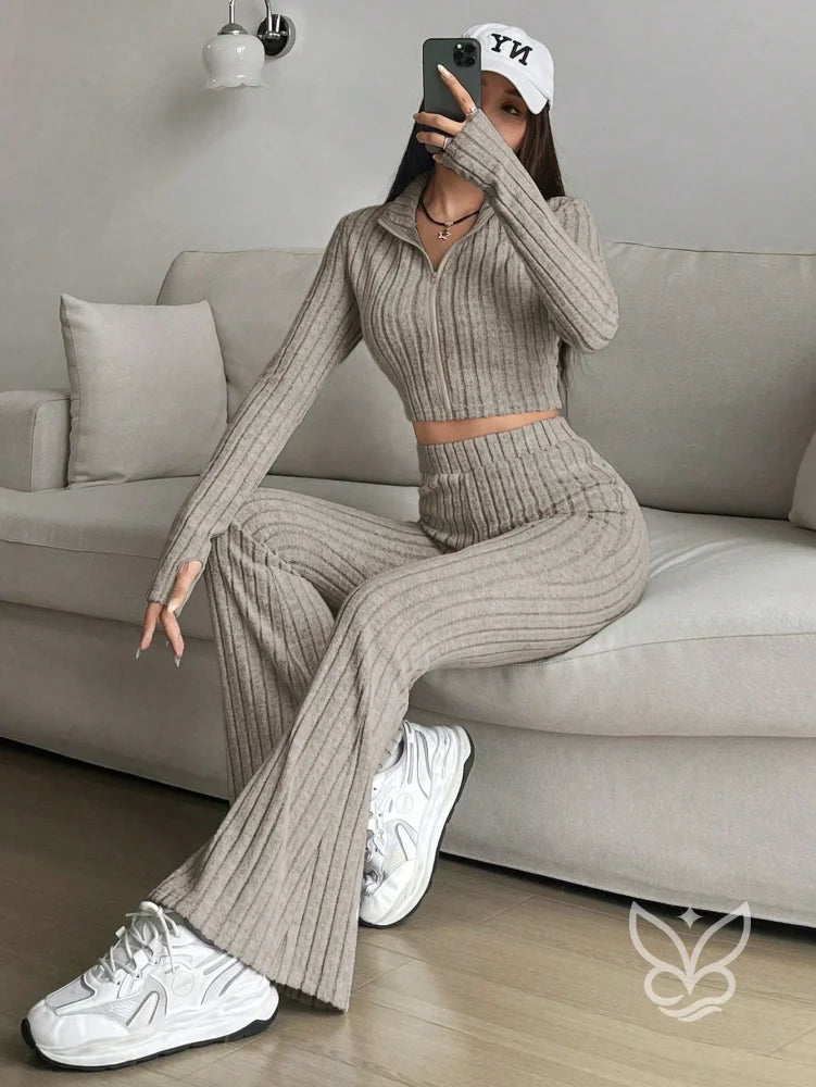 Conjunto Cropped Com Zíper Frontal E Calça Longa Conjunto Cropped Com Zíper Frontal E Calça Longa