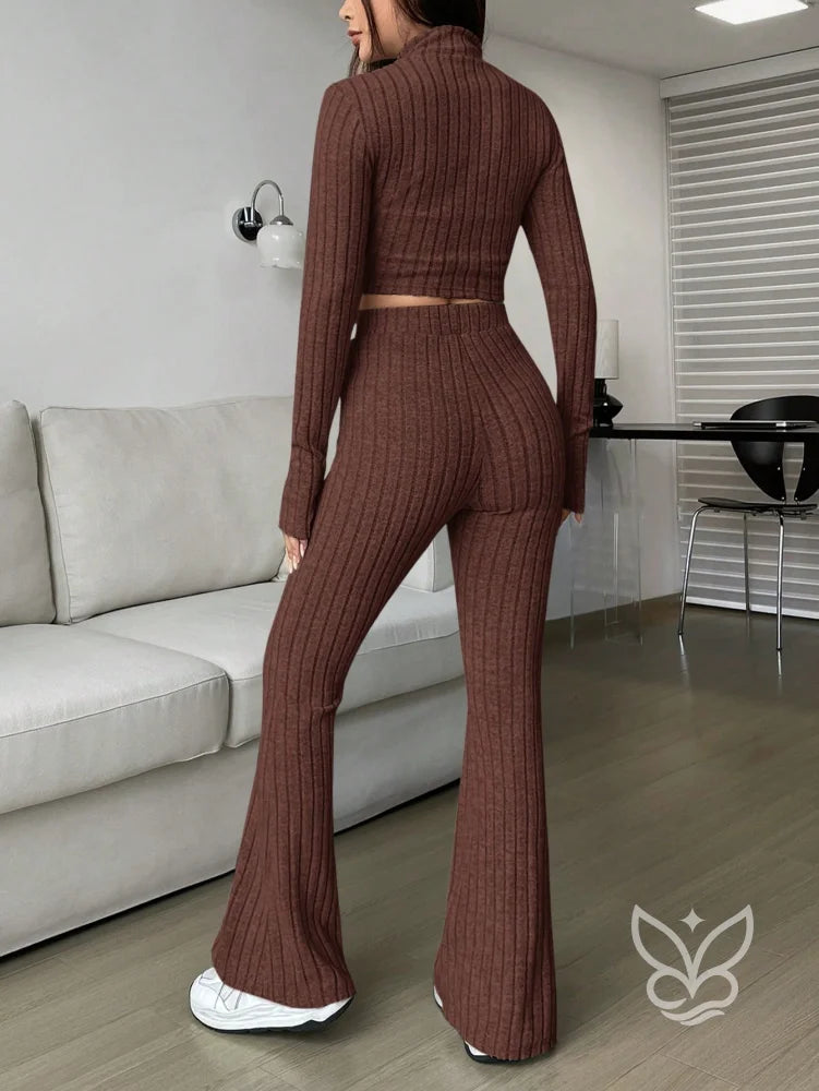 Conjunto Cropped Com Zíper Frontal E Calça Longa Conjunto Cropped Com Zíper Frontal E Calça Longa