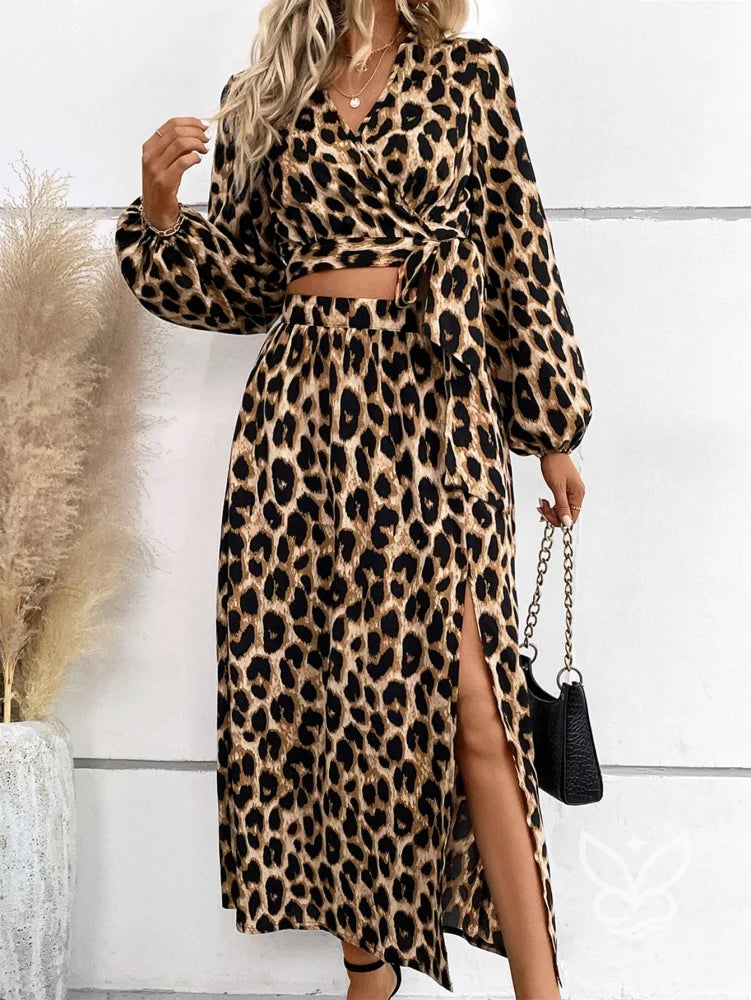 Conjunto Cropped Estampado Animal Print Manga Lanterna E Saia Fenda Conjunto Cropped Estampado Animal Print Manga
