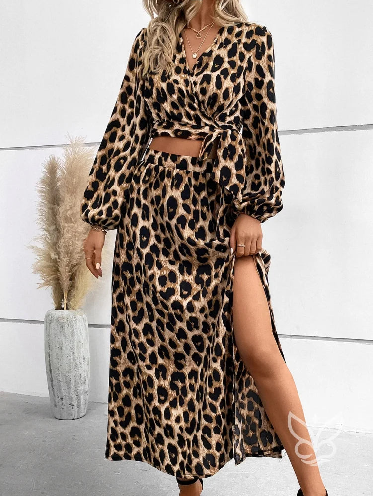 Conjunto Cropped Estampado Animal Print Manga Lanterna E Saia Fenda Conjunto Cropped Estampado Animal Print Manga