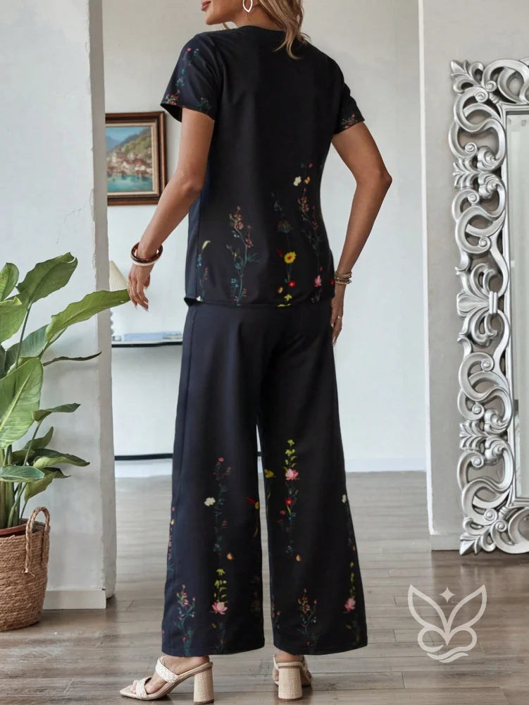 Conjunto Floral Com Blusa De Manga Curta E Calça Pantalona Conjunto Floral Com Blusa De Manga Curta E Calça Pantalona