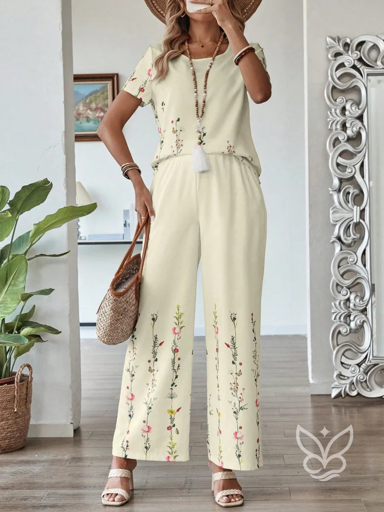 Conjunto Floral Com Blusa De Manga Curta E Calça Pantalona Conjunto Floral Com Blusa De Manga Curta E Calça Pantalona