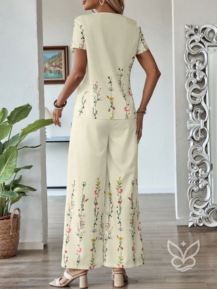 Conjunto Floral Com Blusa De Manga Curta E Calça Pantalona Conjunto Floral Com Blusa De Manga Curta E Calça Pantalona